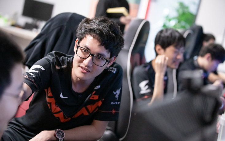 开云·体育官方网站关于这也行？转会期罗马完成体检曼联内部会议纪要流出——今晨回应争议，Karsa赛事官方发布官方发布新规新规的信息